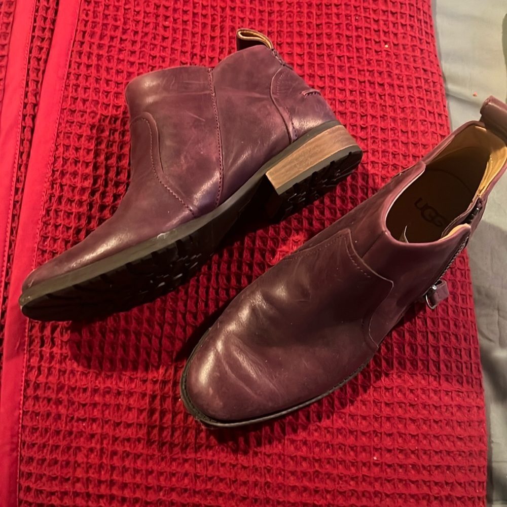 Women’s UGG purple low boots